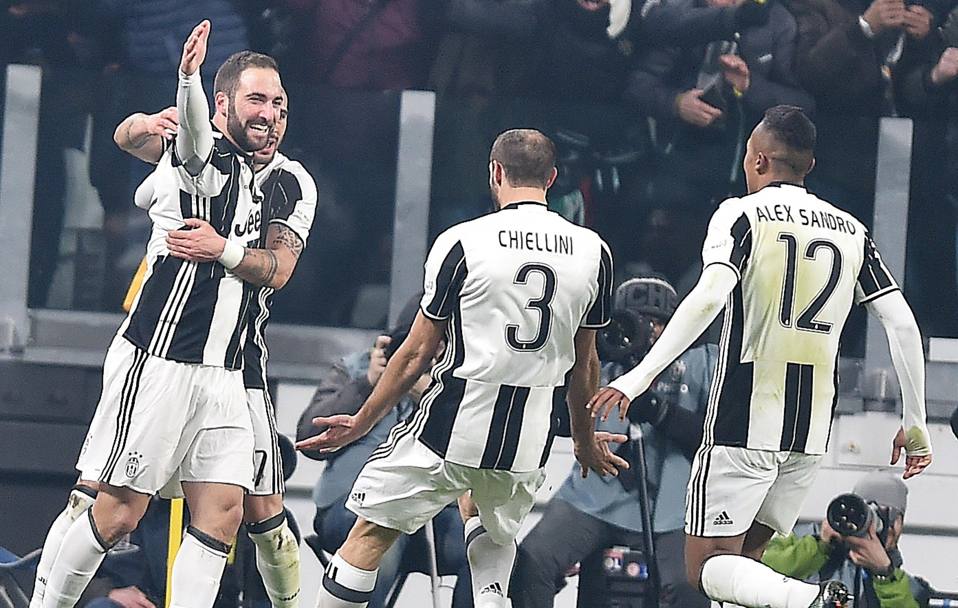 La Juventus supera la Roma 1-0 grazie al gol di Higuain al 14&#39;: bianconeri ora a +7 sui giallorossi e gi campione d&#39;inverno. Questi tutti gli scatti pi belli dello spettacolo allo Juventus Stadium. (Ansa)